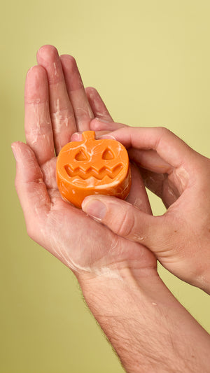 01_pumpkin_facial_gummy_autumn_fresh_model_hero_2026