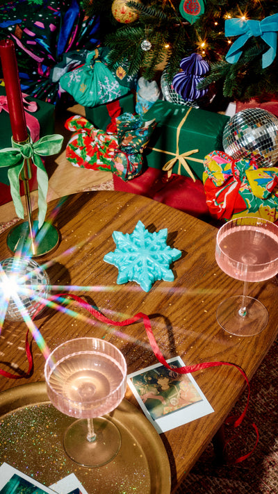 01_snowflake_shower_gummy_christmas_2026_73