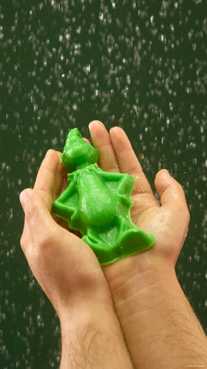02_Grouchy_Grinch_Shower_Gummy_Grinch_×_Lush_model_hero_2026 2