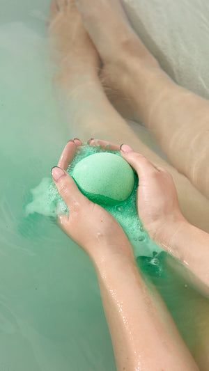 02_avobath_bath_bomb_wbbd_model_hero_2026_2