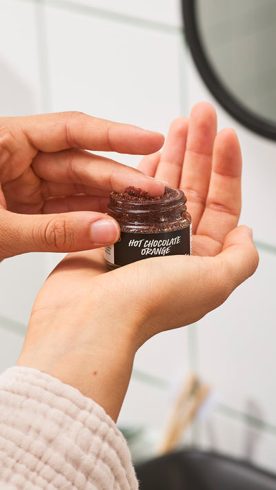 02_hot_chocolate_orange_lip_scrub_christmas_model_hero_2026 4