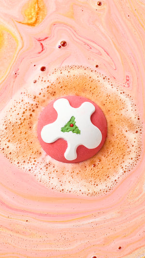 02_lush_pudding_bath_bomb_hero_bath_art_christmas_2026 6