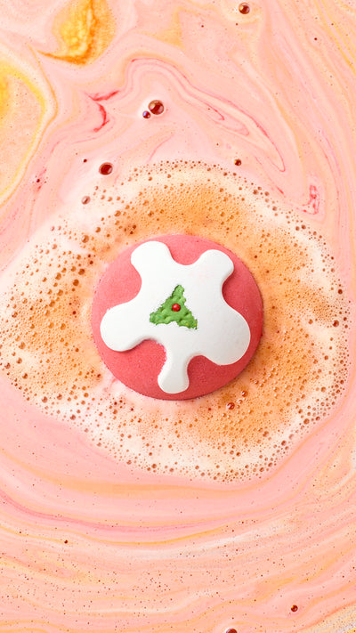 02_lush_pudding_bath_bomb_hero_bath_art_christmas_2026 6