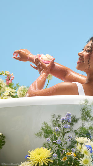 02) moomin_delight_soap_and_body_wash_lush_x_moomins_model_hero_2026 11