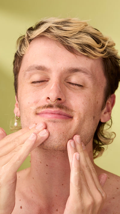 02_pumpkin_facial_gummy_autumn_fresh_model_hero_2026 3