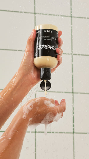 02_smores_shower_gel_christmas_model_hero_2026 38
