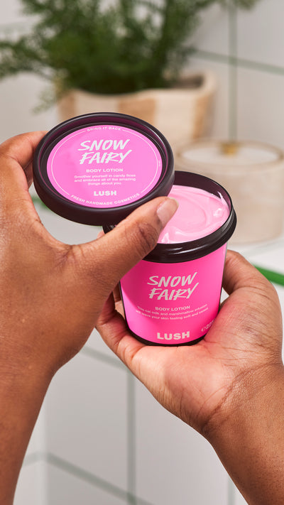 02_snow_fairy_body_lotion_christmas_model_hero_2026 2