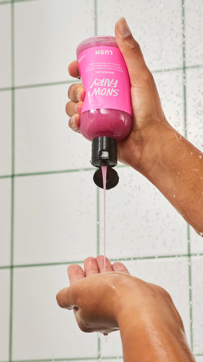02_snow_fairy_shower_gel_christmas_model_hero_2026 2