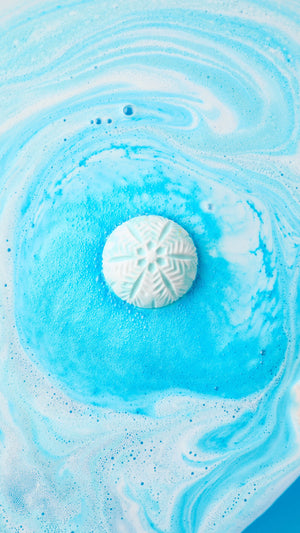 02_snowdrift_bath_bomb_hero_christmas_2025_212