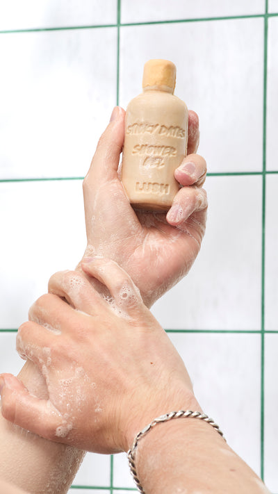 02_sticky_dates_naked_shower_gel_model_hero_2026 8
