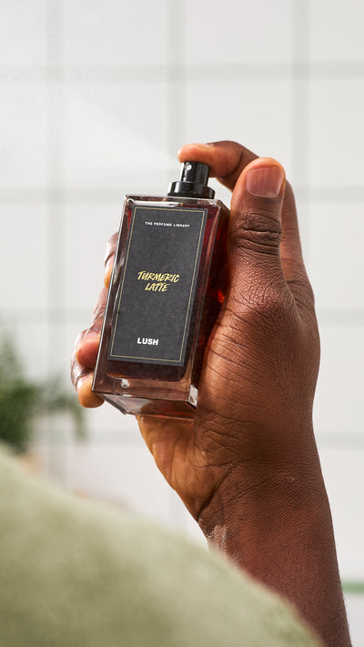 02_turmeric_latte_perfume_christmas_model_hero_2026 2