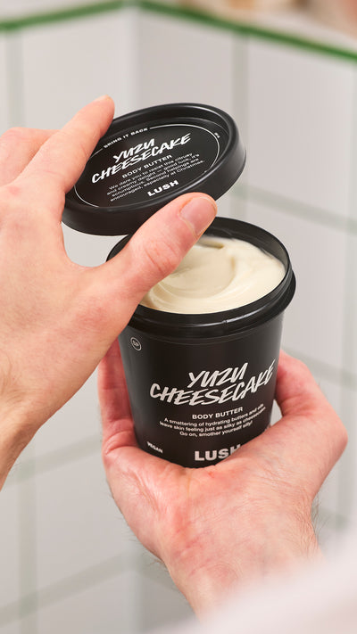 02_yuzu_cheesecake_body_butter_christmas_model_hero_2026 3