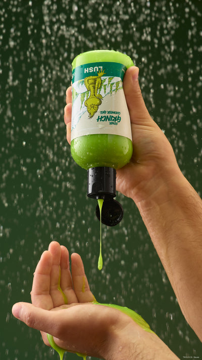 03_Sour_Grinch_Shower_Gel_Grinch_×_Lush_model_hero_2026 4