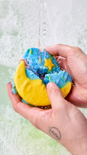 03_christmas_eve_bubble_bar_hero_bath_art_christmas_2026 4