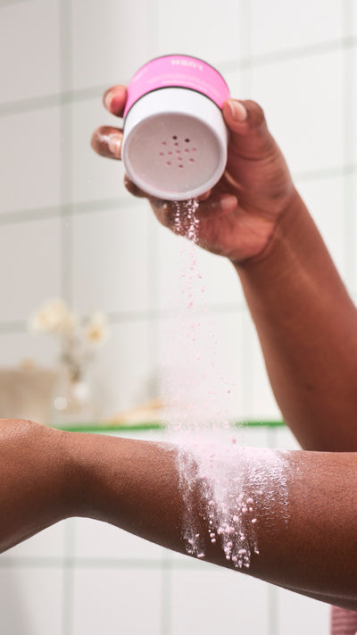 03_fairy_dust_dusting_powder_christmas_model_hero_2026 9