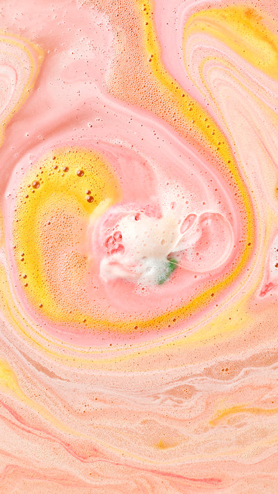 03_lush_pudding_bath_bomb_hero_bath_art_christmas_2026 4