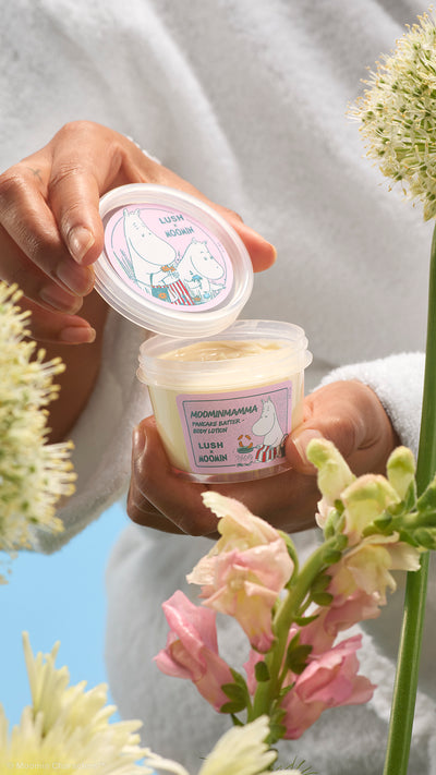 03) moominmamma_body_lotion_lush_x_moomins_model_hero_2026 1