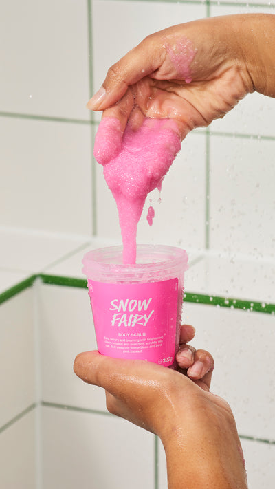 03_snow_fairy_body_scrub_christmas_model_hero_2026 12