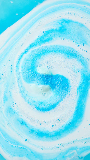 03_snowdrift_bath_bomb_hero_christmas_2025_196