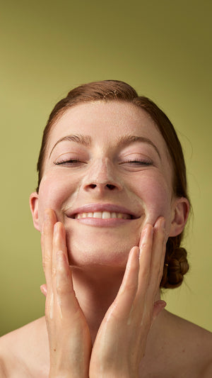 03_telling_the_bees_facial_gummy_lush_2026_32