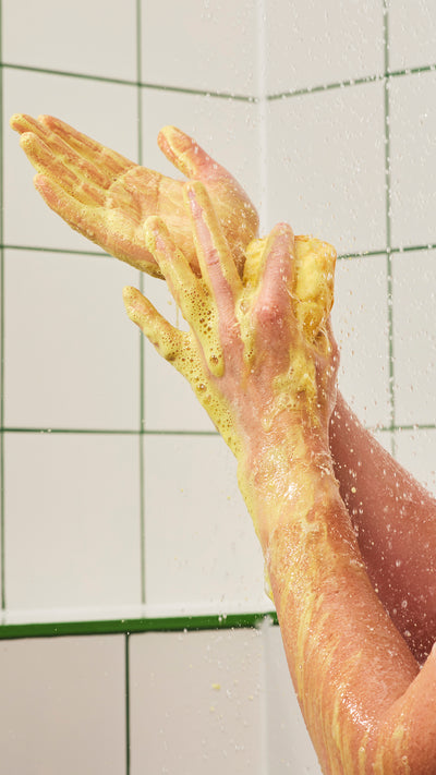 03_vanilla_delight_body_wash_christmas_model_hero_2026 41