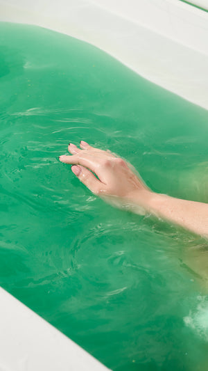04_avobath_bath_bomb_wbbd_model_hero_2026_22