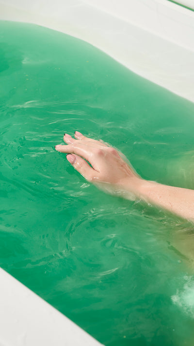 04_avobath_bath_bomb_wbbd_model_hero_2026_22