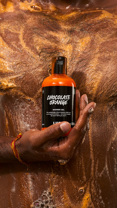 04_chocolate_orange_shower_gel_christmas_model_hero_2026 34
