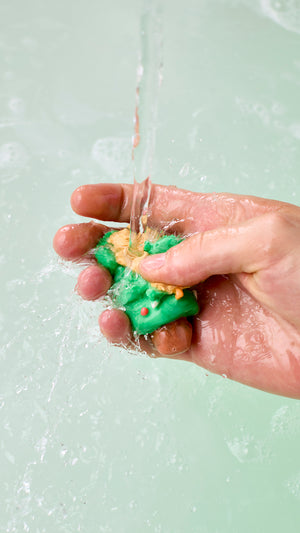 04_christmas_wreath_fun_hero_bath_art_christmas_2026 7