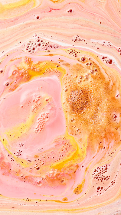 04_lush_pudding_bath_bomb_hero_bath_art_christmas_2026 11