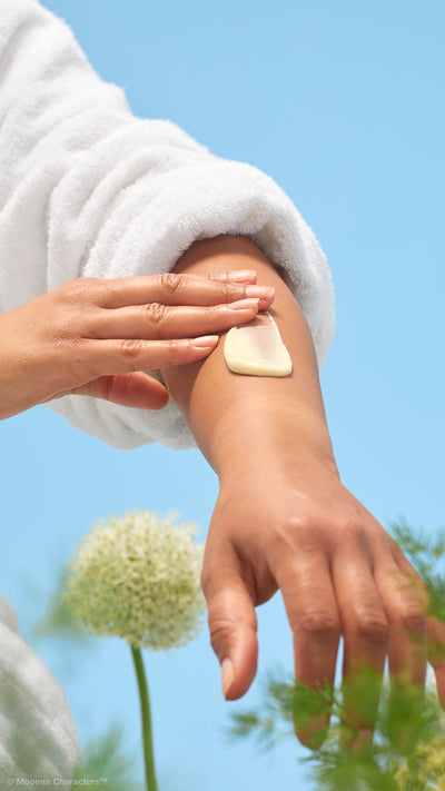 04) moominmamma_body_lotion_lush_x_moomins_model_hero_2026 4