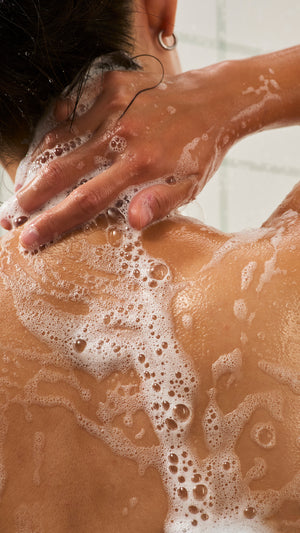 04_smores_shower_gel_christmas_model_hero_2026 37