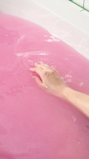 05_sex_bomb_wbbd_model_hero_2026_17