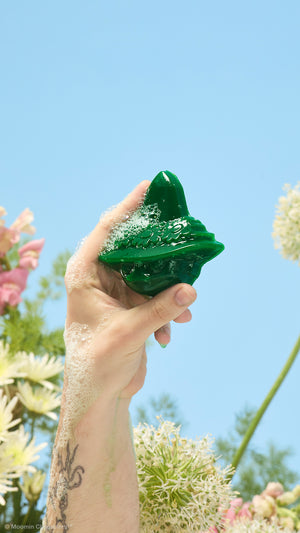 05)snufkin_shower_gummy_lush_x_moomins_model_hero_2026 12