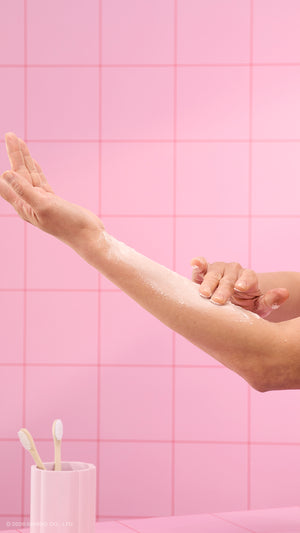 5_pochacco_dusting_powder_lush_x_hello_kitty_model_hero_2026  44