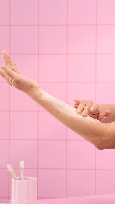 5_pochacco_dusting_powder_lush_x_hello_kitty_model_hero_2026  44