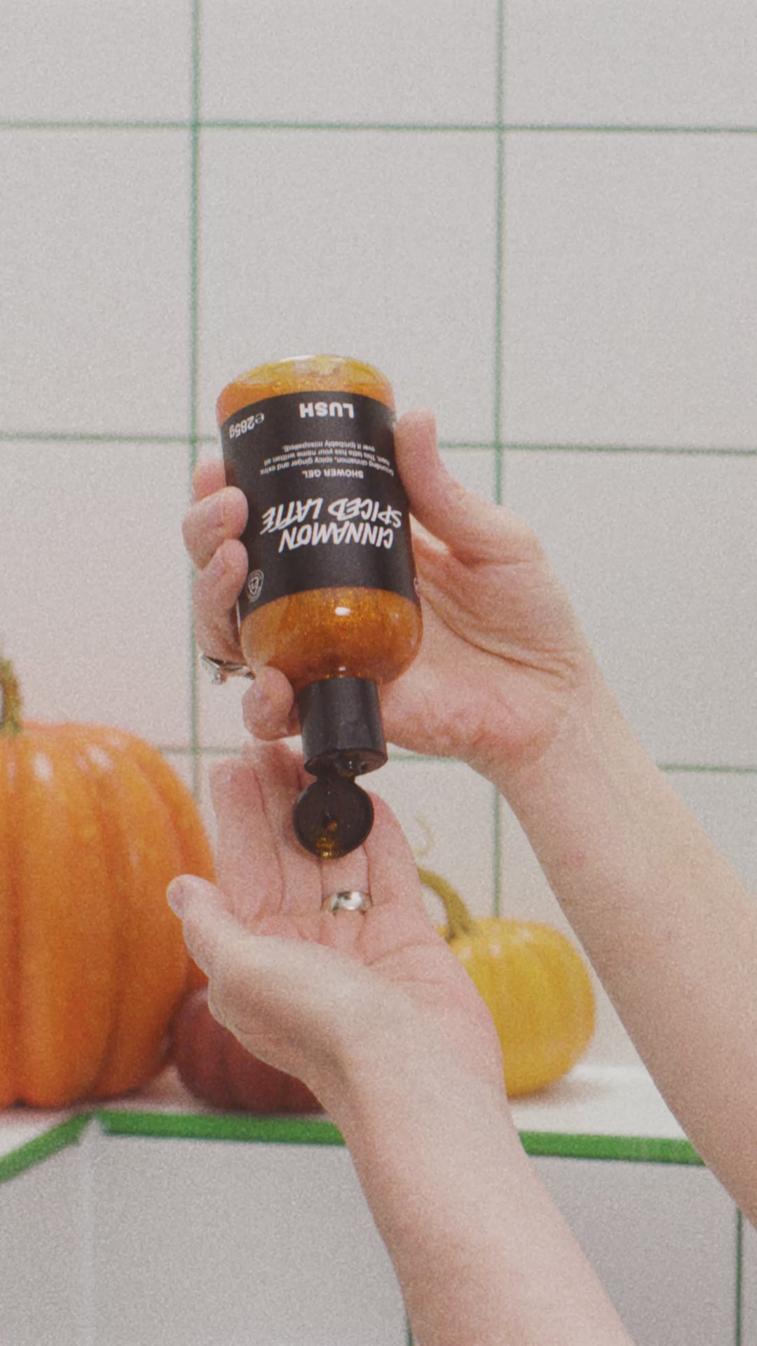 Spiced_Cinnamon_Latte_Shower_gel_hero_2026_halloween_1080x1920
