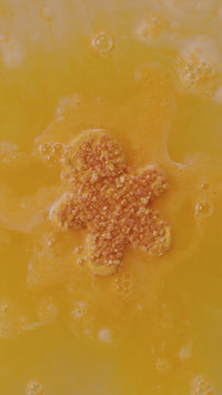 gingerbread_sparkle_bath_bomb_christmas_in_use_1080x1920_2026