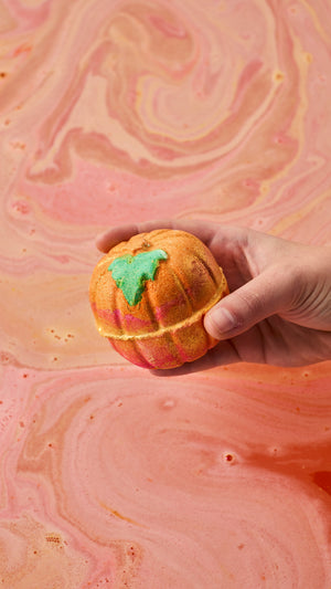 sparkly_pumpkin_bath_bomb_hero_2026_ 1__autumn_gourmand_