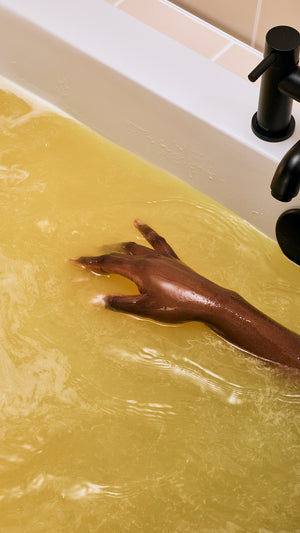 sticky-dates-bath-bomb-